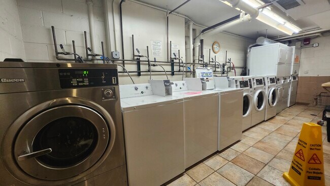 Building Photo - 1339 N Dearborn St