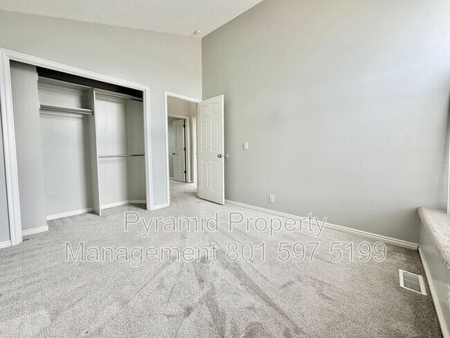 Building Photo - 979 Blue Heron Cir