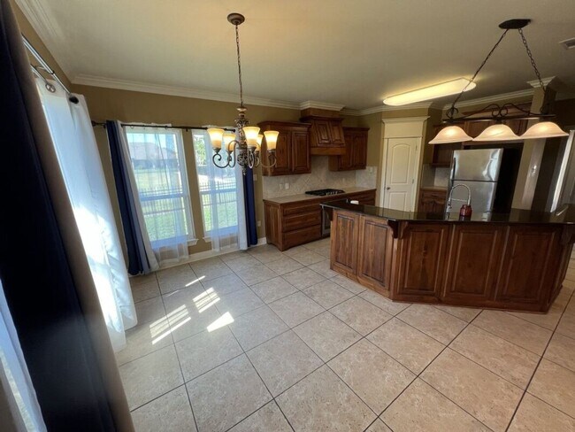Building Photo - Must See!  Beautiful 4 bd, 3 ba home in co...