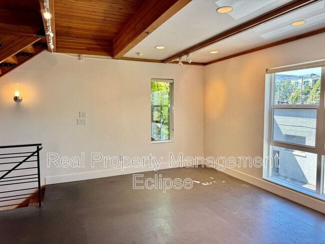 Building Photo - 3819 Interlake Ave N