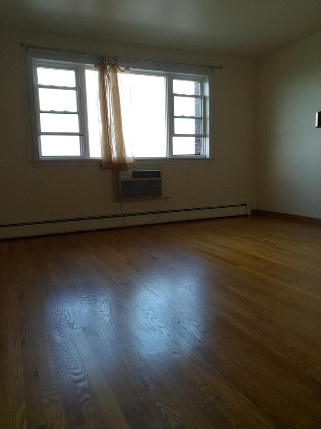 Building Photo - 4600 N Cumberland Ave