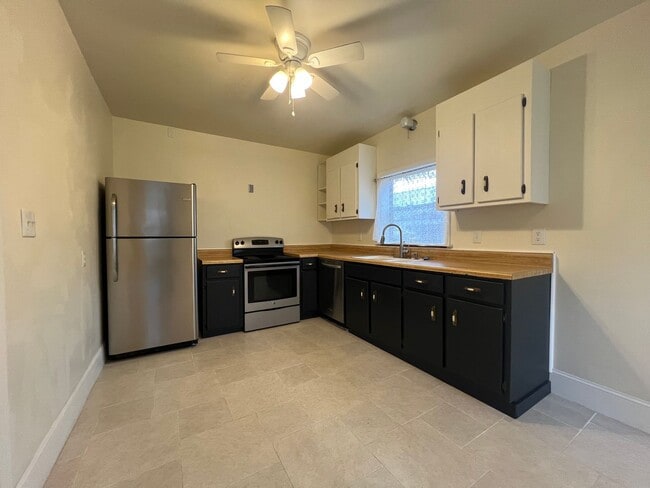 Building Photo - 3 bed and 2 bath house in downtown Johnson...