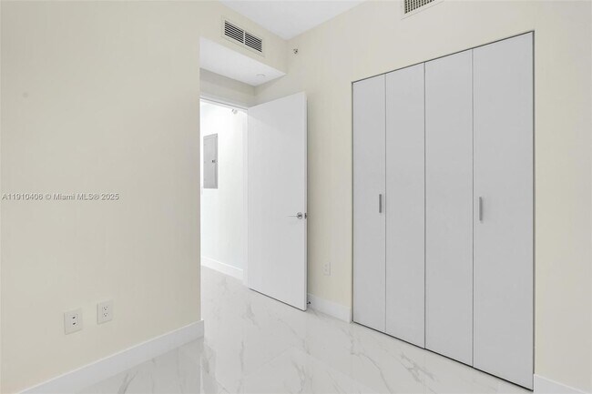 Building Photo - 700 NE 24th St