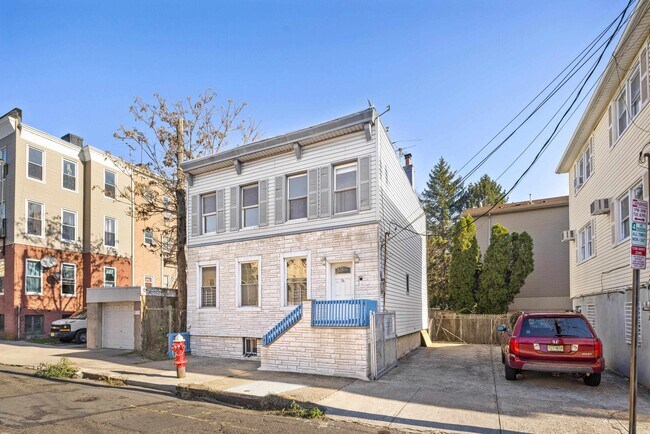 Building Photo - 36 Perry St