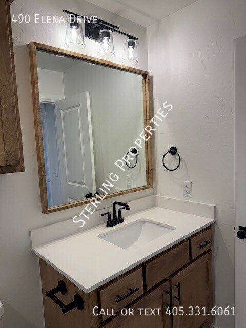 Building Photo - 490 Elena Dr