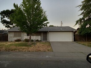 Building Photo - Beautiful No. Highlands 3 Bedroom Remodele...