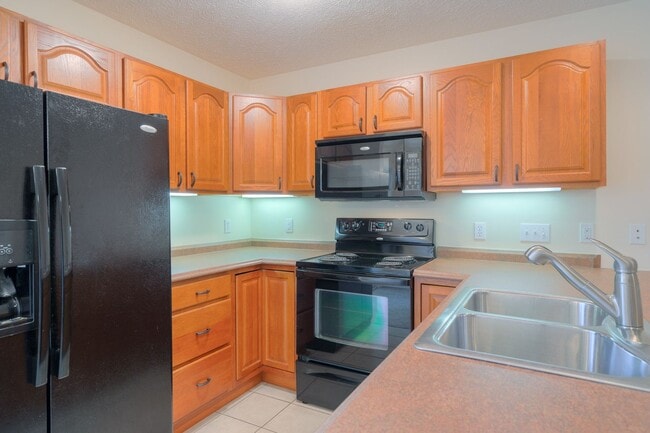 Building Photo - Available for the 2026-2027 lease term.