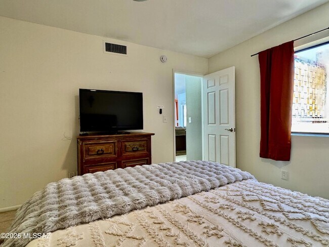 Building Photo - 5051 N Sabino Canyon Rd