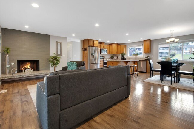 Building Photo - Wonderful 4 Bedroom, 3 Bath Home in Federal Way with Double Balconies and Family Room!