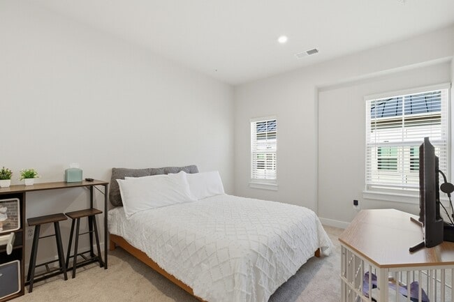 Building Photo - 2528 -B Verona Pl