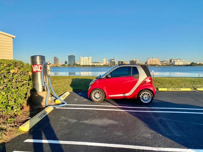 Building Photo - 752 Executive Center Dr