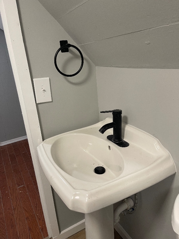 Building Photo - 595 William St