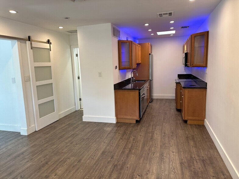 Building Photo - 1008 NE 11th St