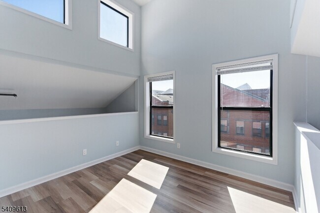 Building Photo - 160 Lafayette St