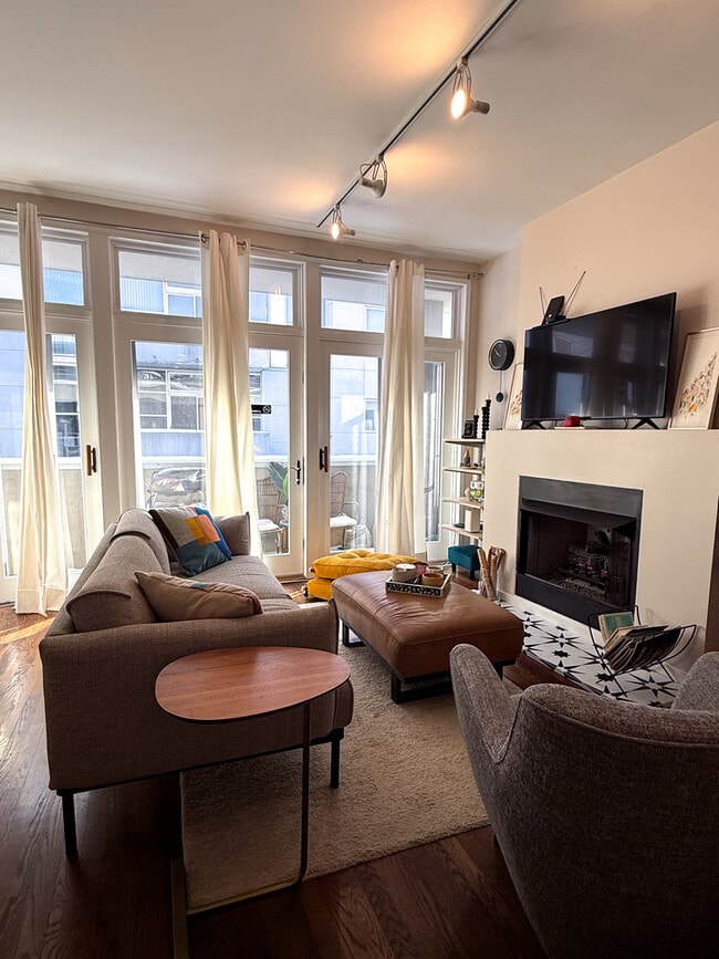 Building Photo - 943 W Huron St