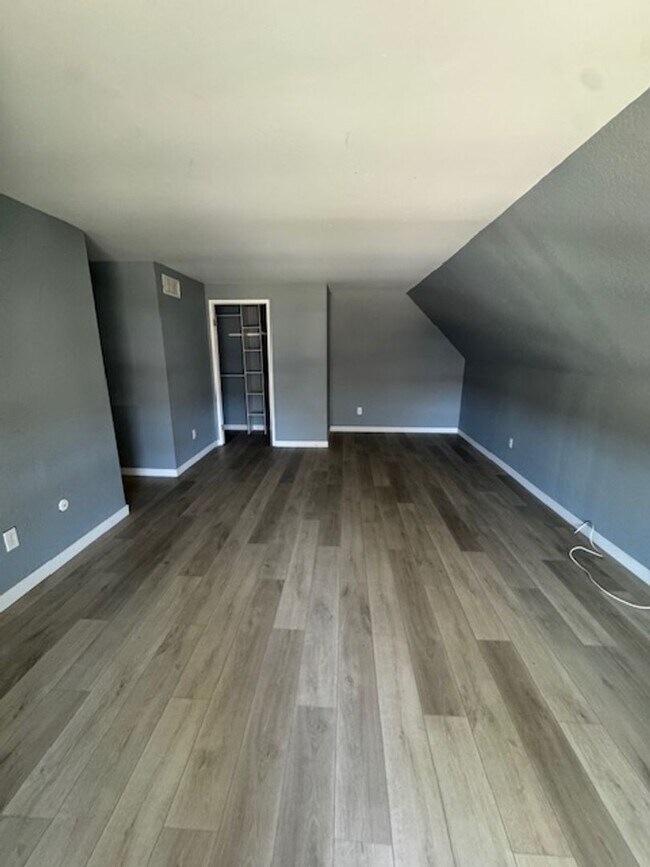 Building Photo - Conveniently located home featuring 2 main bedrooms!