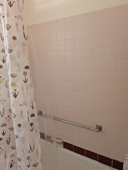 Building Photo - 636 NE 30th Ave