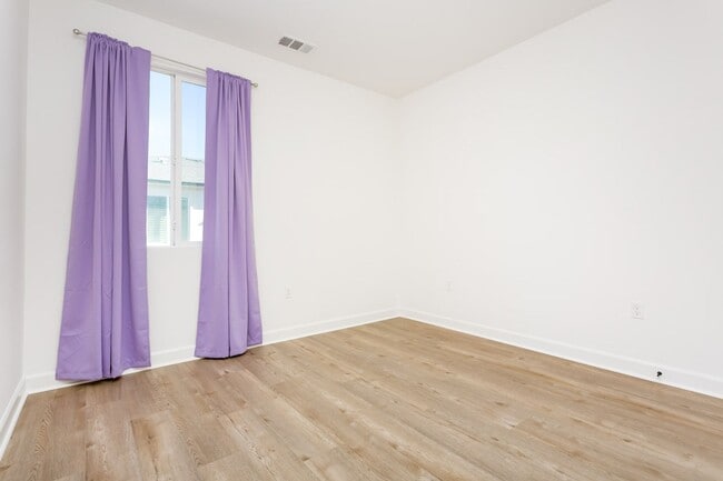 Building Photo - Contemporary Living in the Heart of Millenia