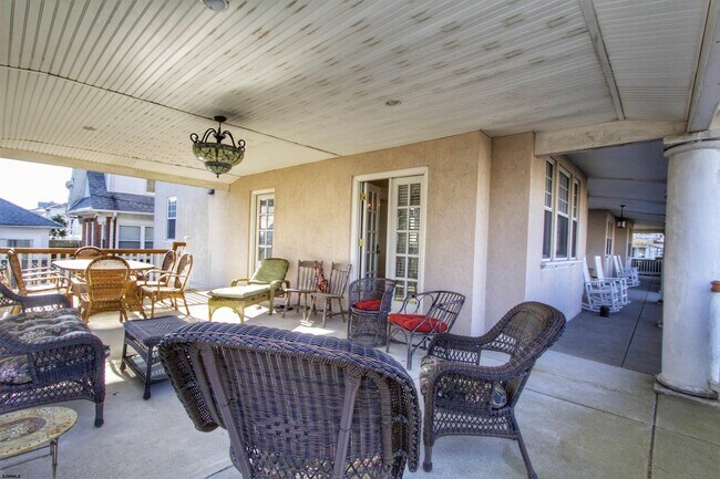 Building Photo - 2 S Dudley Ave