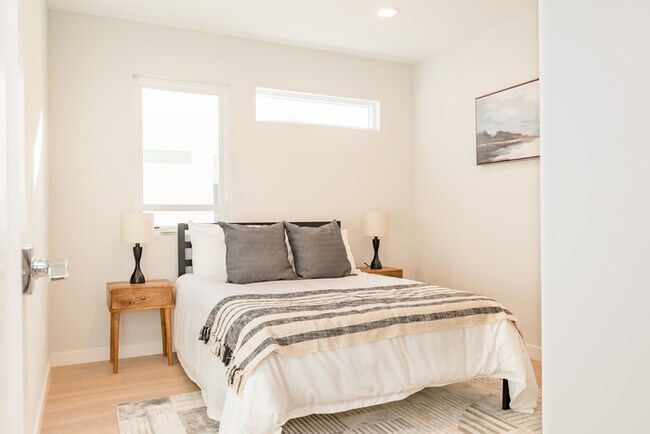 Building Photo - Two Bedroom Town Home-style Like Near NoHo...