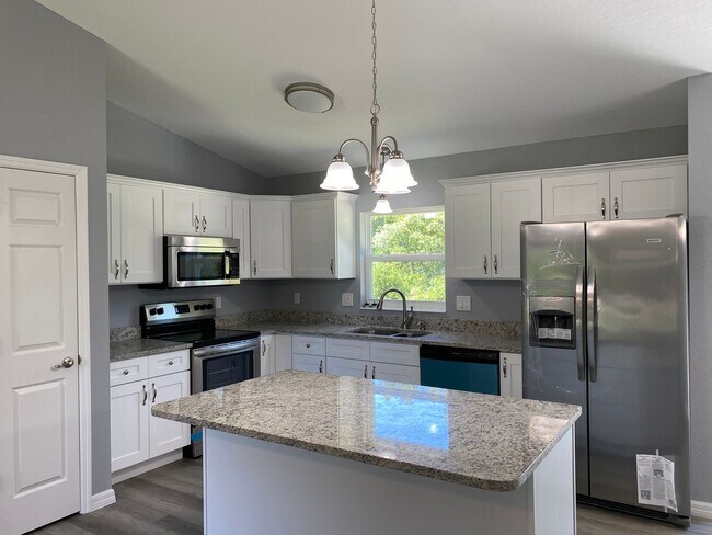 Building Photo - Desirable SW Ocala Neighborhood 3/2/2 *WON...