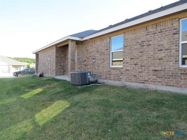 Building Photo - 130 Wind Ridge Dr