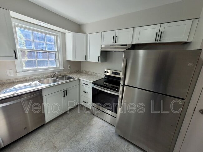 Building Photo - 9/11/13-13 Village Dr