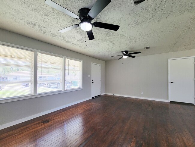 Building Photo - Welcome to this inviting single-family residence in the desirable South Park/Sunnyside area of Ho...