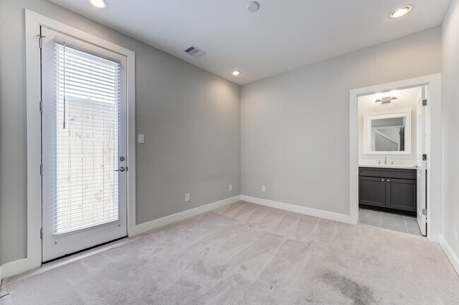 Building Photo - 2510 Tuam St