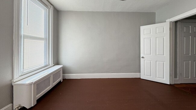 Building Photo - Classic 2-BR Rowhouse with Exposed Brick in Hunting Park