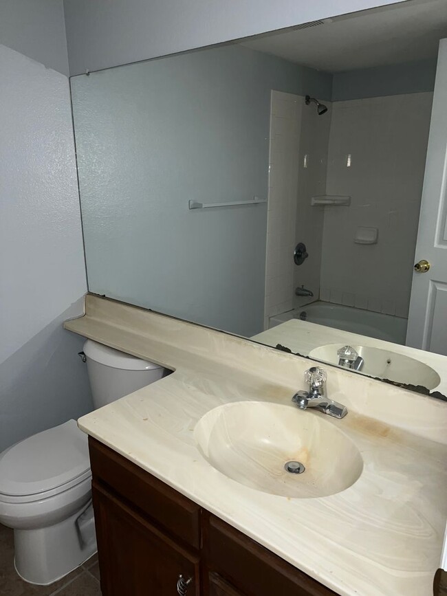 Building Photo - AFFORDABLE TOWNHOME IN TEMPE!!