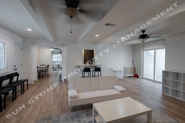 Building Photo - Luxury 4 Bed 3 bath