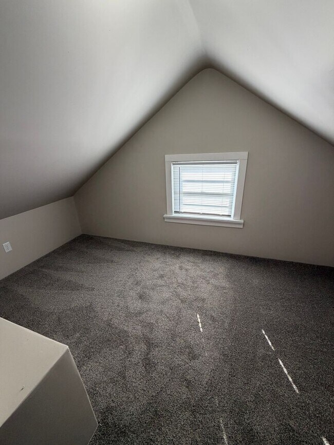 Building Photo - 3 Bedroom House - Rock Island