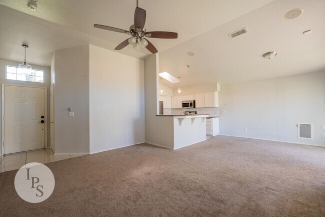 Building Photo - North West Fresno Home, 3BR/2BA, Built 1995 - Lots of Amenities!