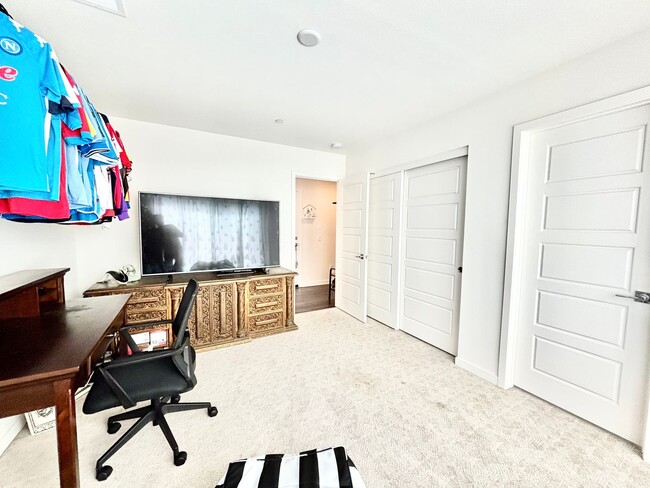 Building Photo - 1105 Canal St