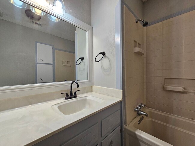 Building Photo - 2301 Zinnia Ct