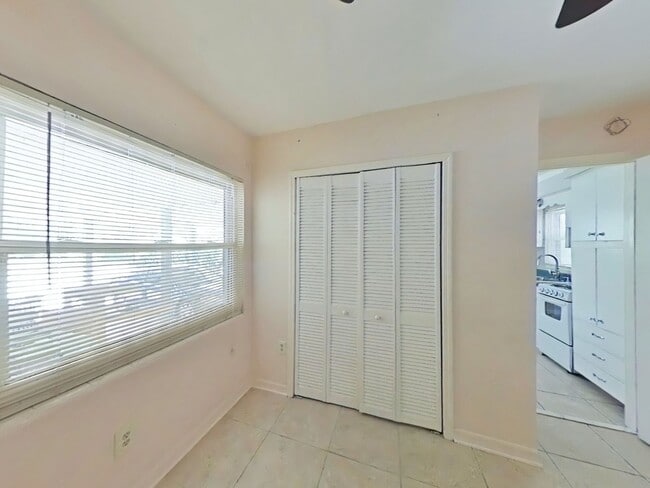 Building Photo - Available Now ~ Adorable Orlando Studio Apt