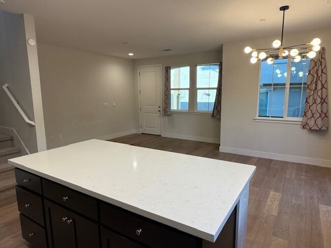 Building Photo - Beautiful and Modern 4 Bedroom 3 Bath Alma...