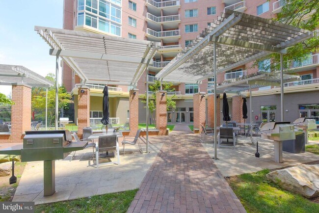 Building Photo - 3101 N Hampton Dr