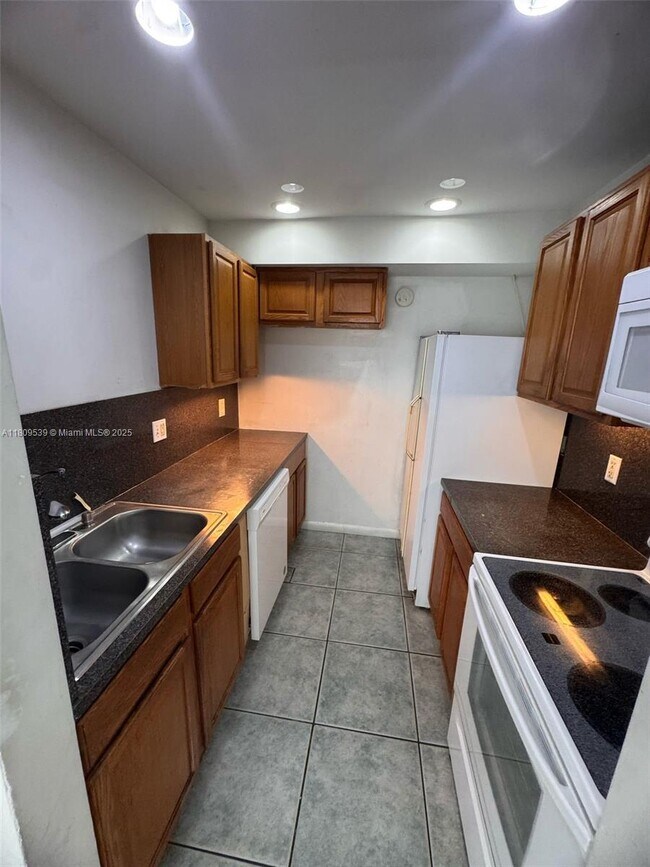 Building Photo - 2120 Sherwood Forest Blvd