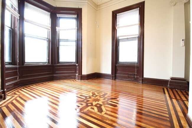 Building Photo - Charming One-Bedroom in Prime Rittenhouse Location