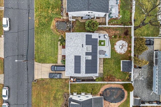 Building Photo - Immaculate 3 Bedroom & 2 Bathroom