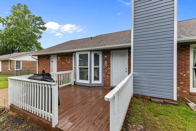Building Photo - Updated 3 Bed, 2 Bath Home with Fenced Yard