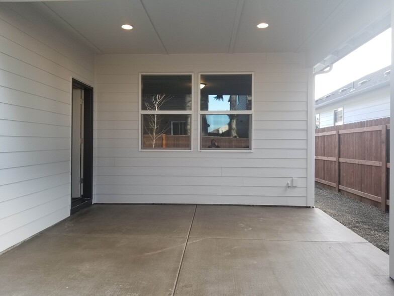 Covered patio without furniture - 12048 NE 109th St