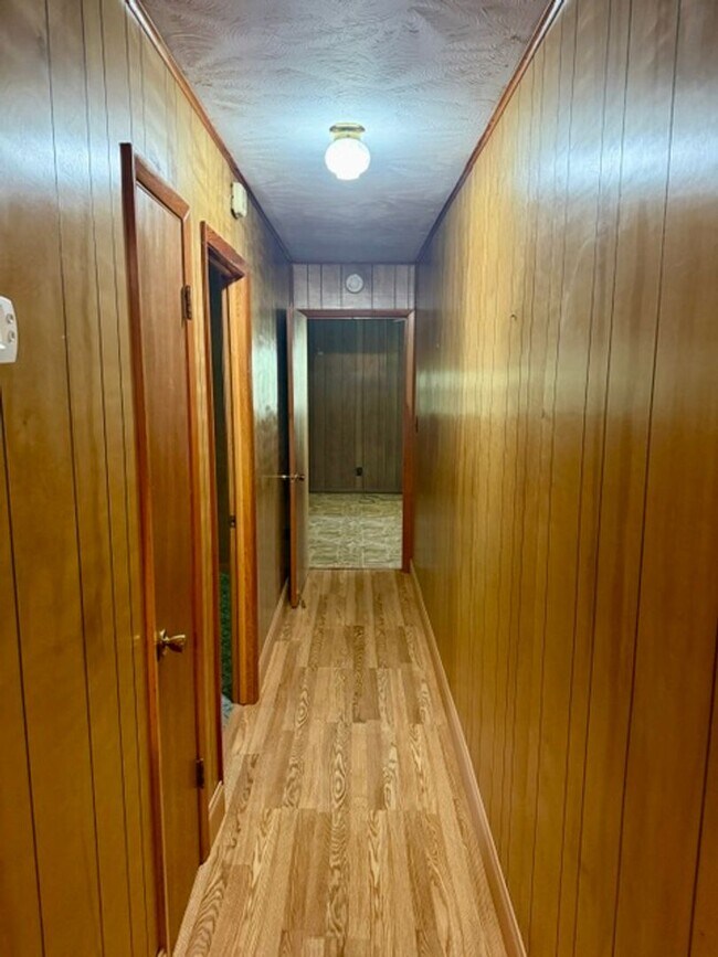 Building Photo - 3 Bedroom 1 Full Bath 2 Half bath Brick house for Rent