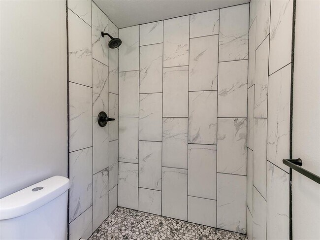 Building Photo - 502 N Oak St