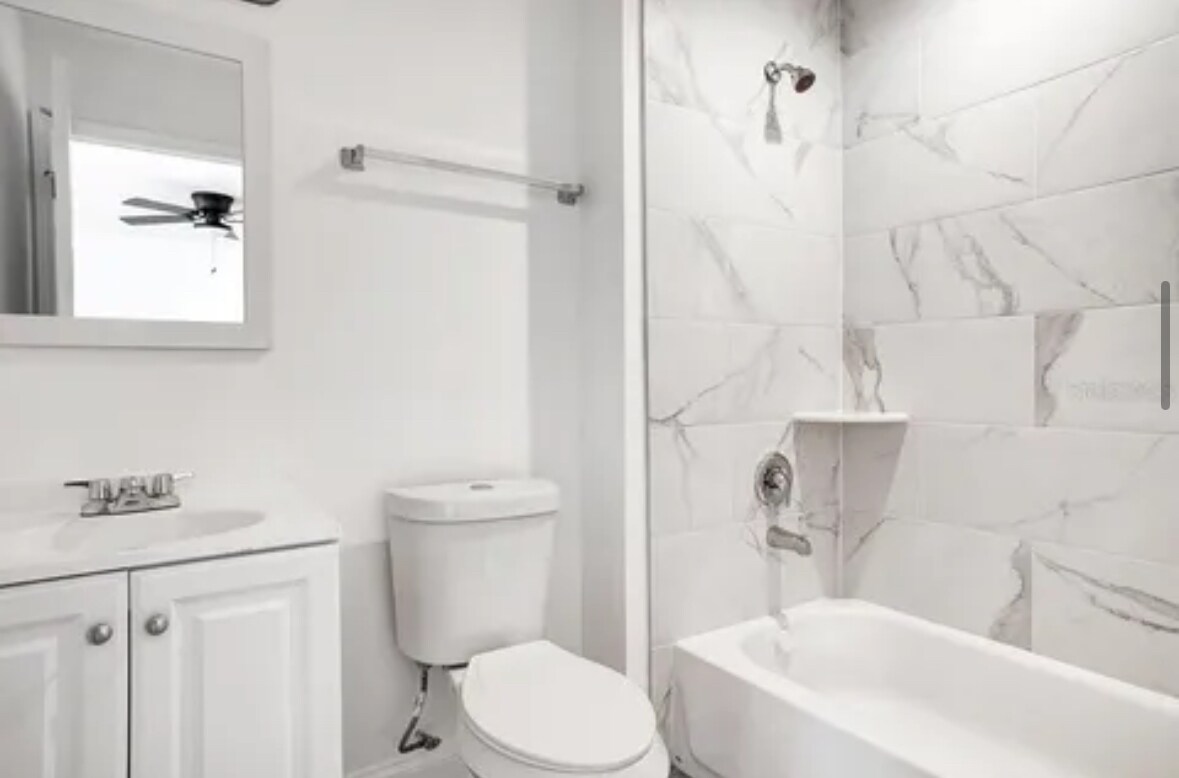 Building Photo - 415 Lark Ct