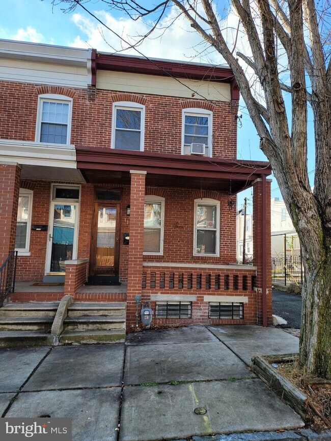 Building Photo - 1114 Maple St