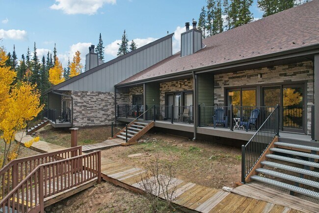 Building Photo - Serenity and Views with this 3 bedroom/3Bathroom Townhome in Buffalo Ridge