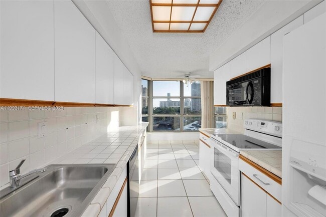 Building Photo - 3530 Mystic Pointe Dr